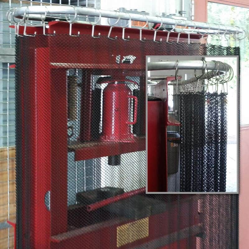 Rideaux de protection en mailles d’acier MSC-HPG de PRISMONT installé sur une presse hydraulique